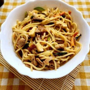 The taste of chicken indulges into this pasta and it is amazingly delicious.